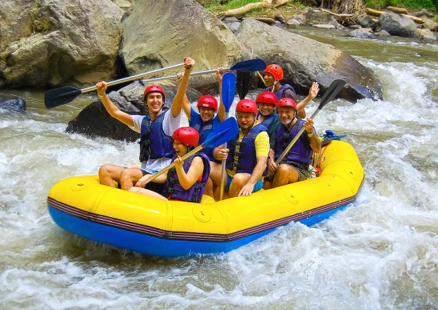 rafting, divoká voda, turisti, kameny