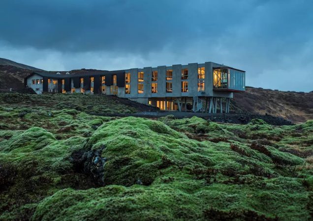 hotel na islandu, na samotě, zelená příroda okolo