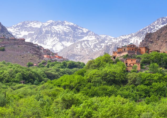 Město Imlil s nejvyšší horou Maroka, Djebel Toubkal v pozadí